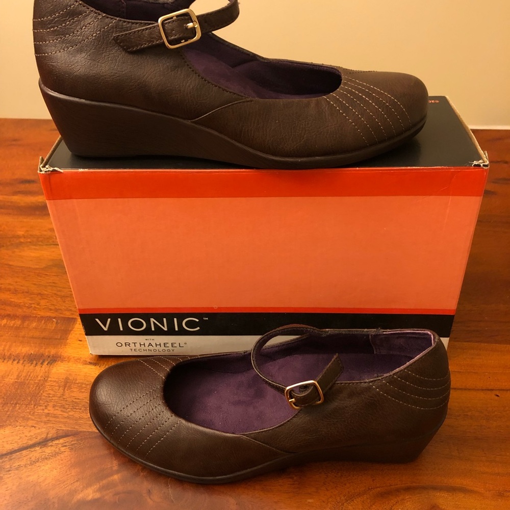Vionic Amelia brown wedge NIB